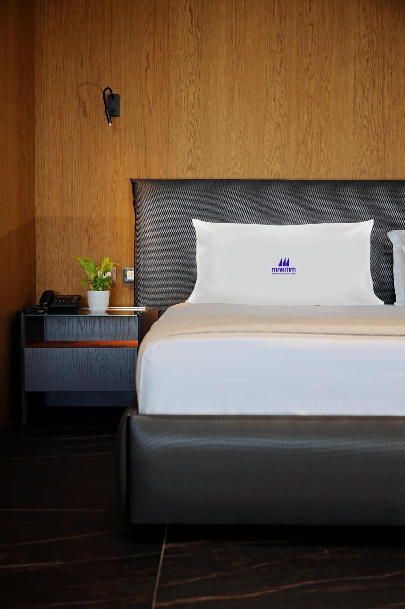Maritim Marina Bay Resort Spa & Casino Adult Friendly Vlore Ngoại thất bức ảnh A pillow with the Maxim logo