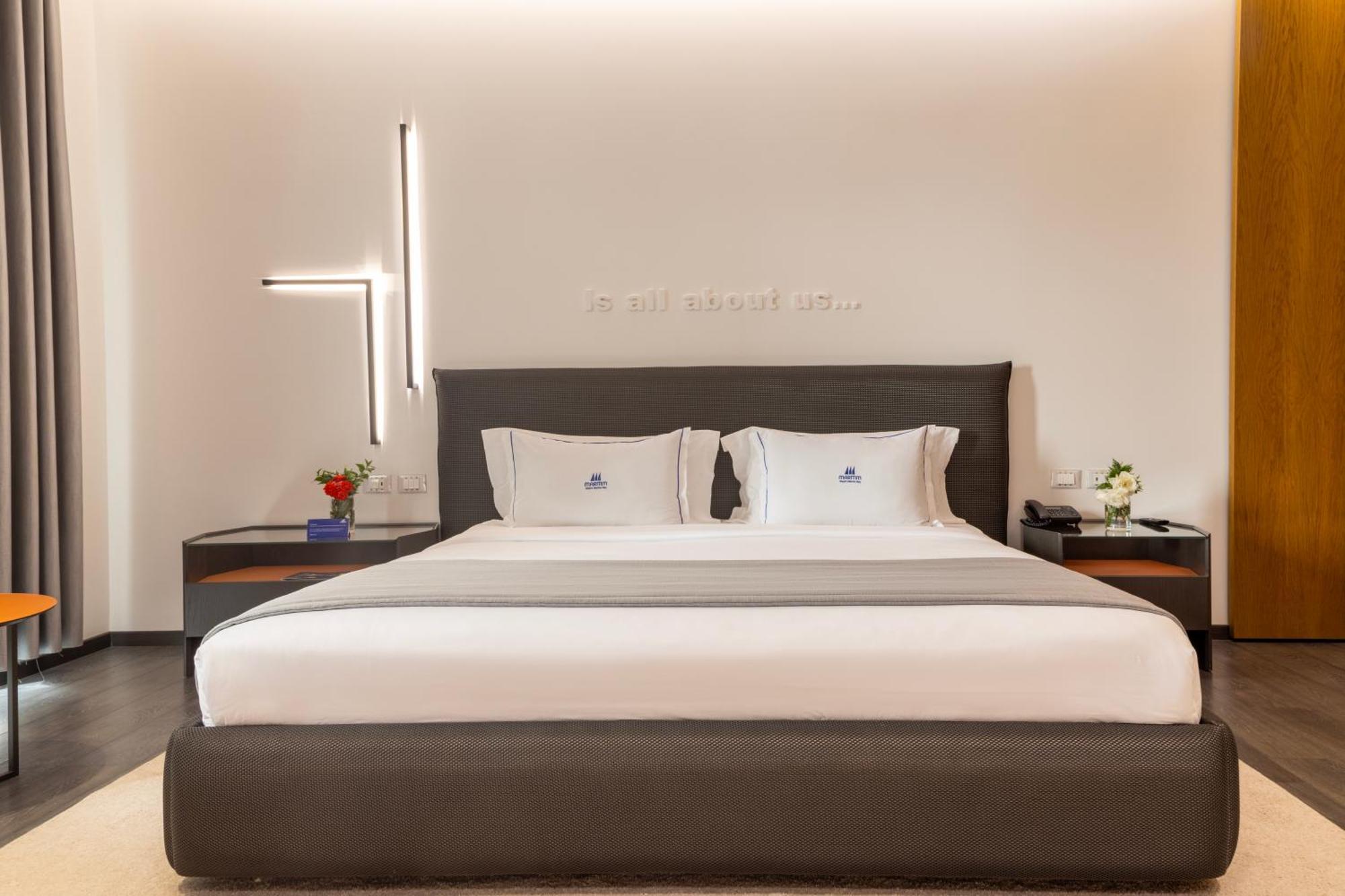 Maritim Marina Bay Resort Spa & Casino Adult Friendly Vlore Ngoại thất bức ảnh A bedroom at the hotel