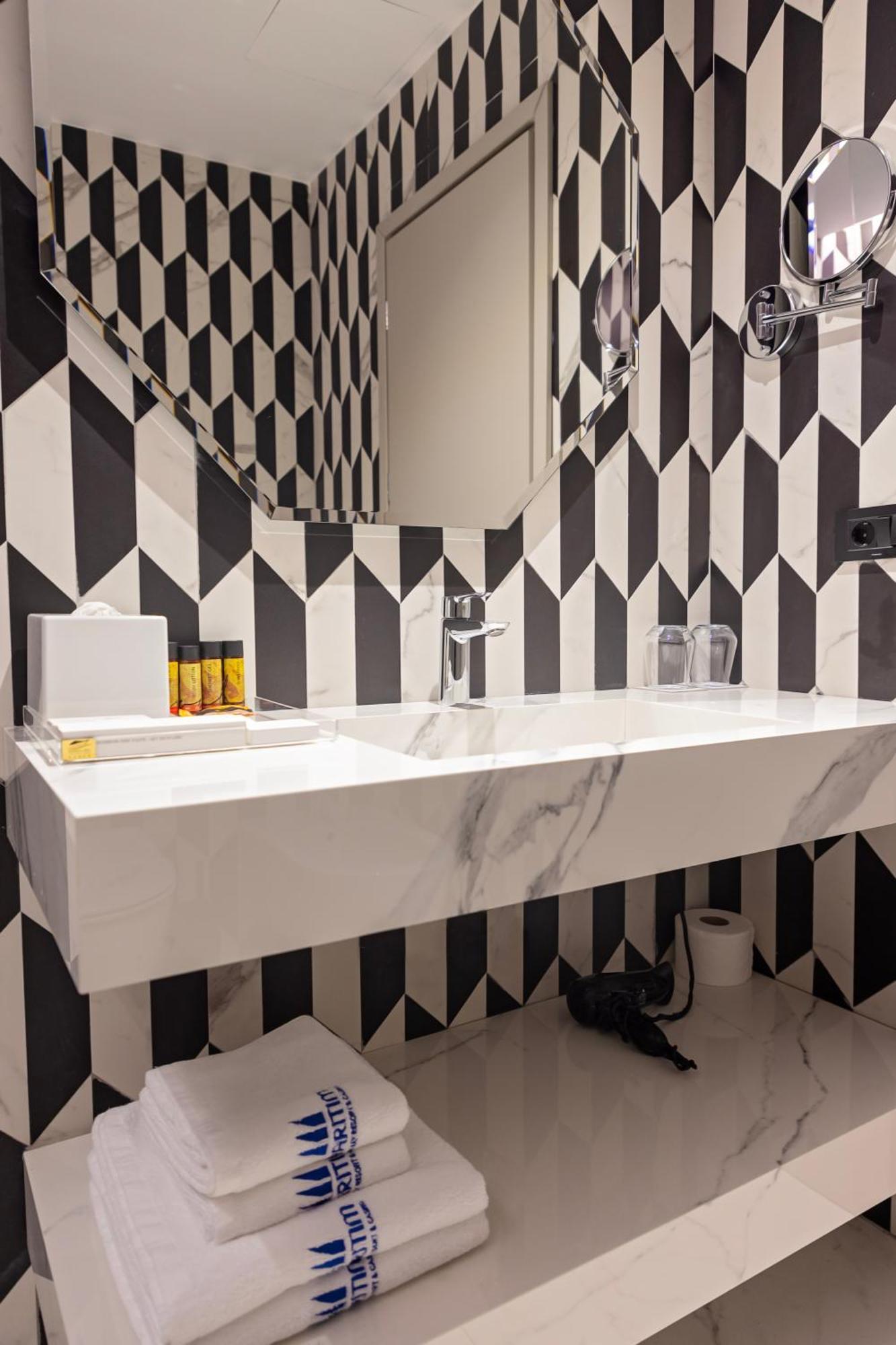 Maritim Marina Bay Resort Spa & Casino Adult Friendly Vlore Ngoại thất bức ảnh Bathroom