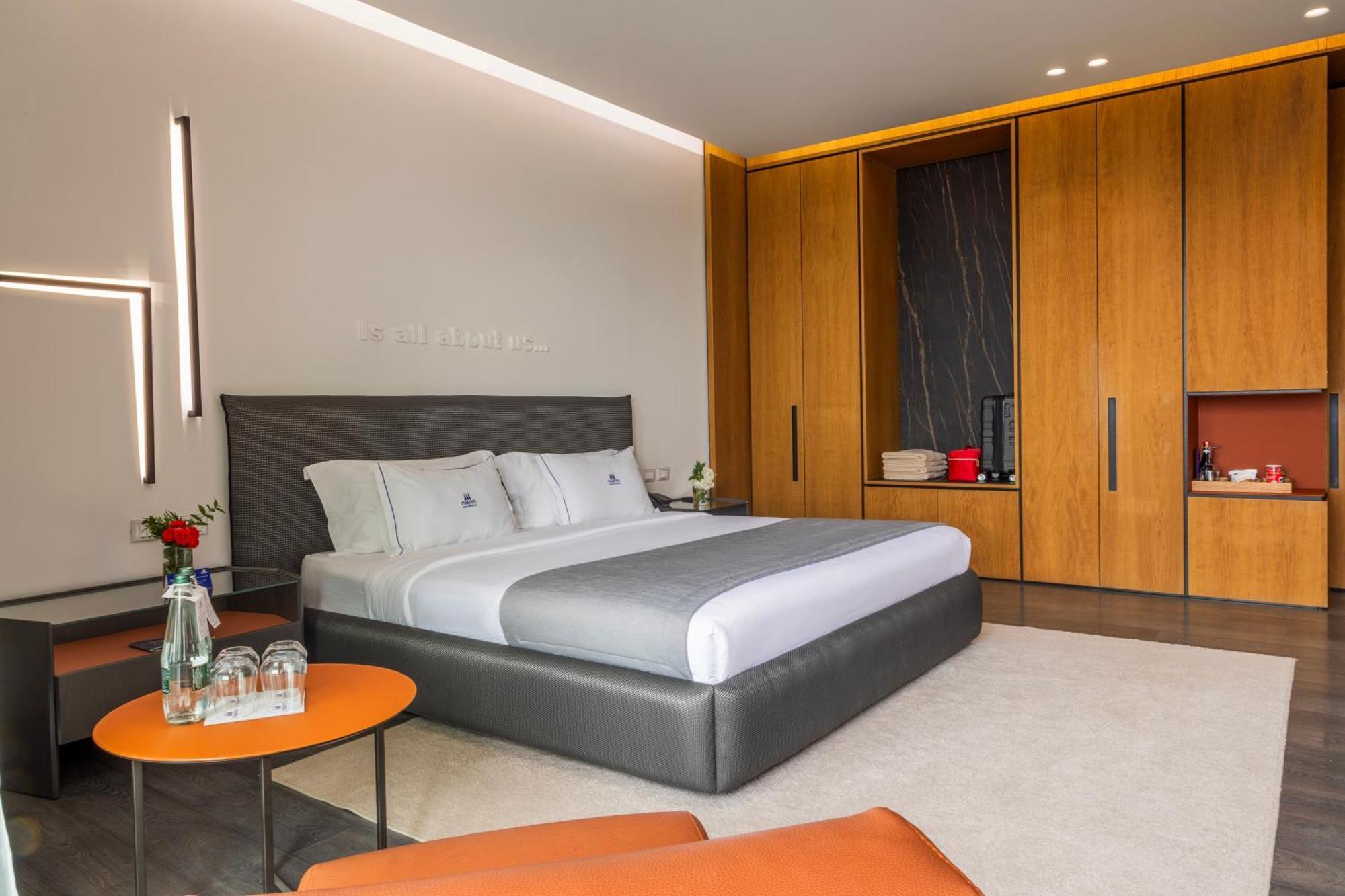 Maritim Marina Bay Resort Spa & Casino Adult Friendly Vlore Ngoại thất bức ảnh A bedroom at the hotel