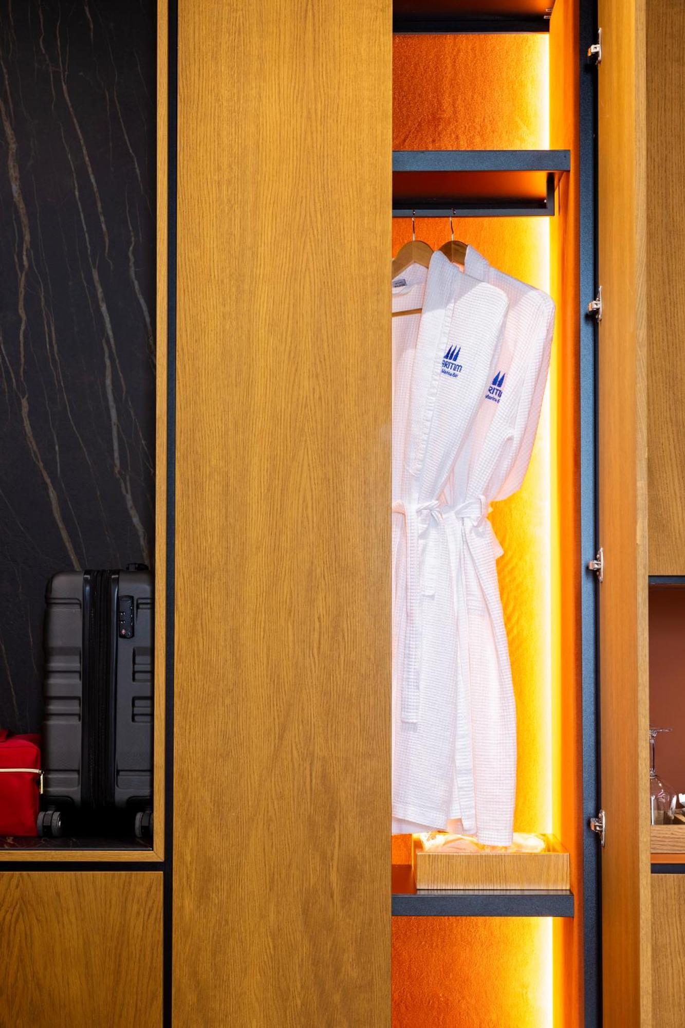 Maritim Marina Bay Resort Spa & Casino Adult Friendly Vlore Ngoại thất bức ảnh A bathrobe hanging on a door