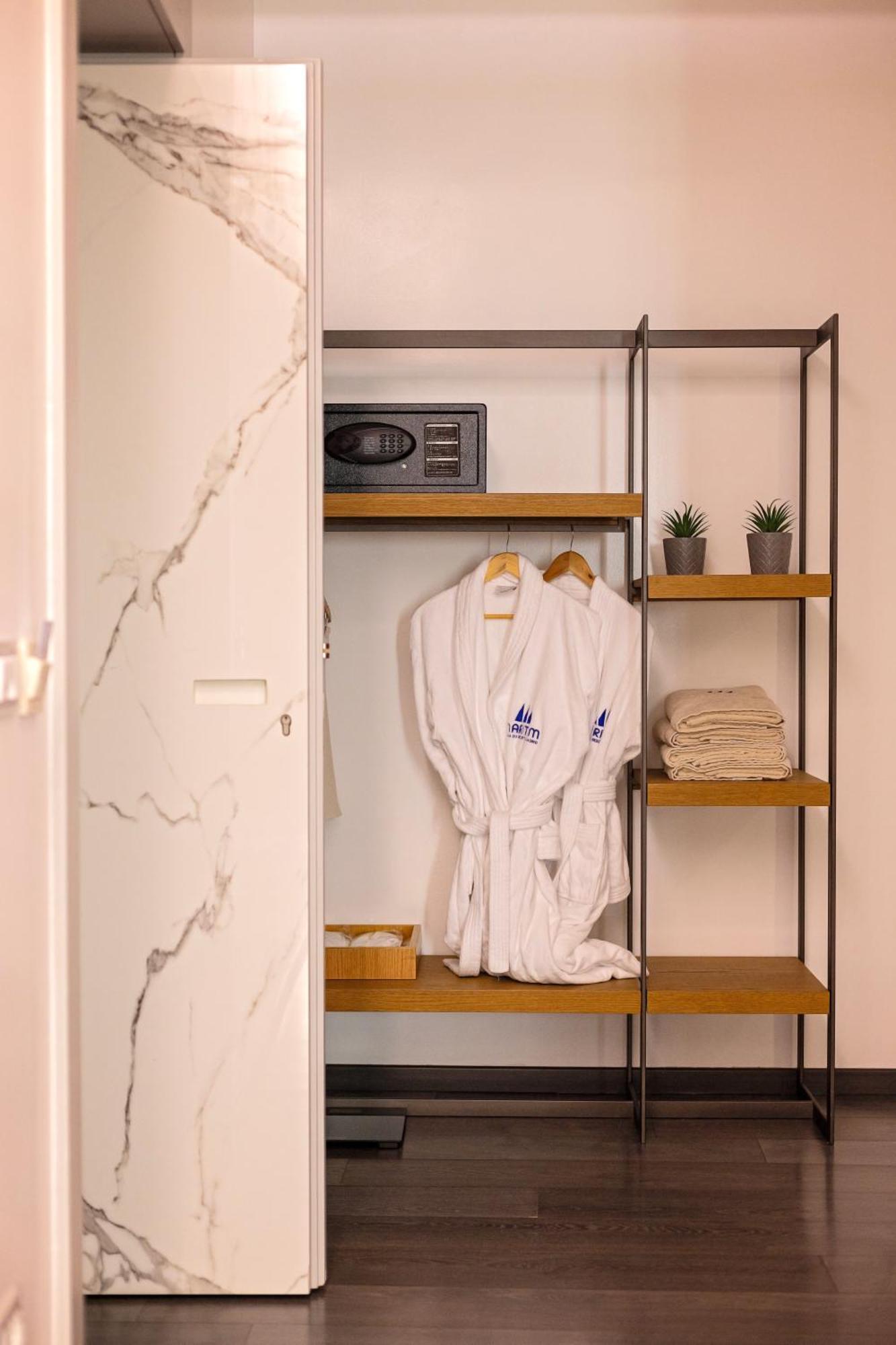 Maritim Marina Bay Resort Spa & Casino Adult Friendly Vlore Ngoại thất bức ảnh A bathrobe in a closet