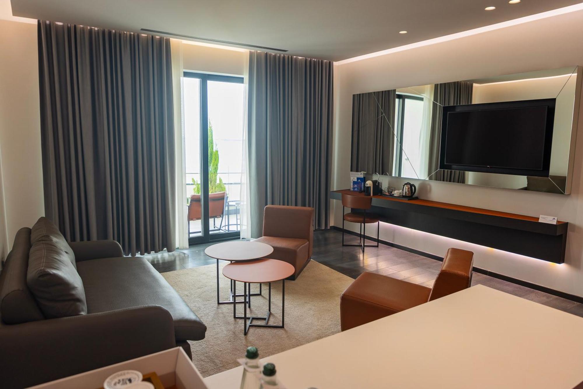 Maritim Marina Bay Resort Spa & Casino Adult Friendly Vlore Ngoại thất bức ảnh A suite at the hotel