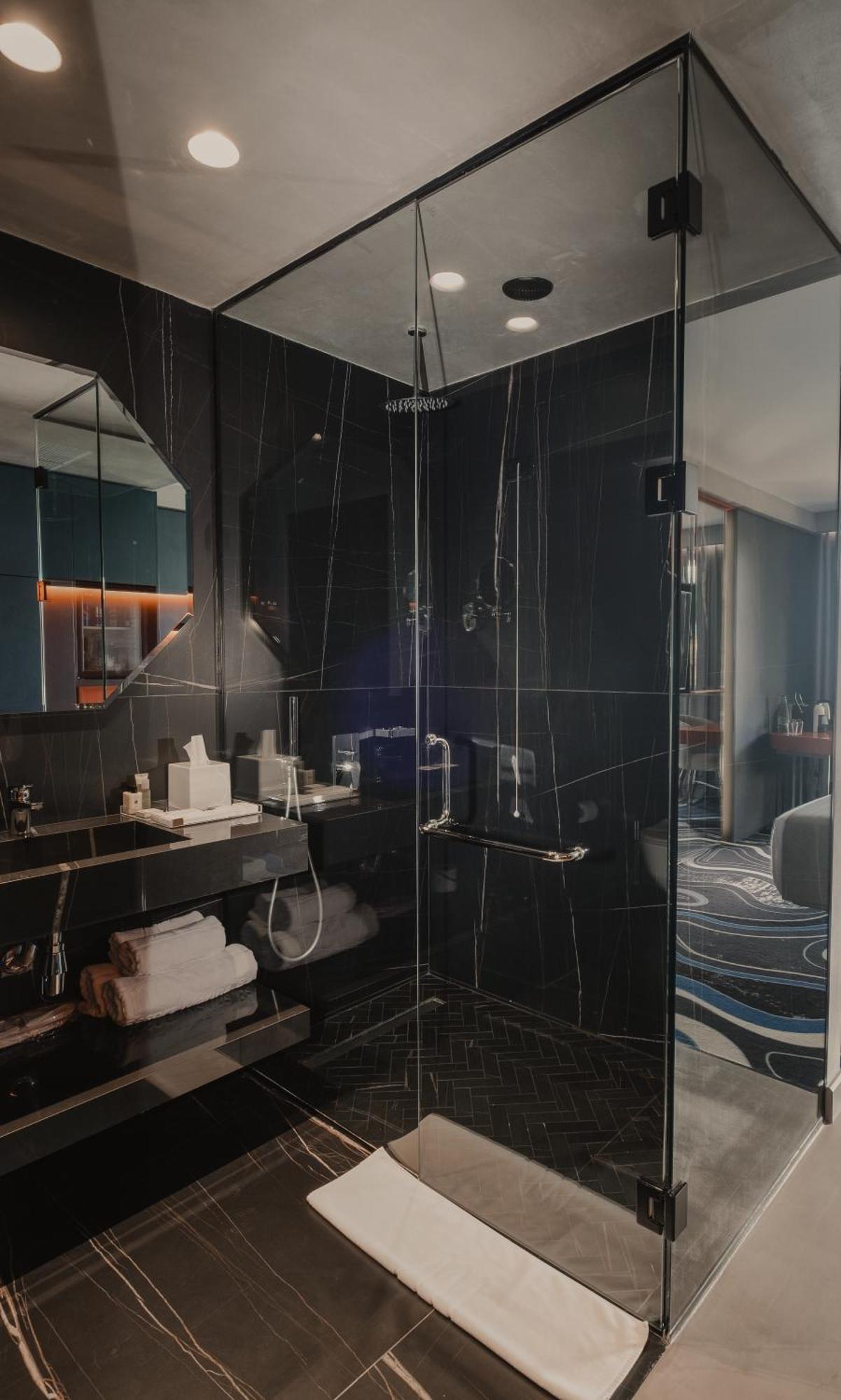 Maritim Marina Bay Resort Spa & Casino Adult Friendly Vlore Ngoại thất bức ảnh A shower enclosure