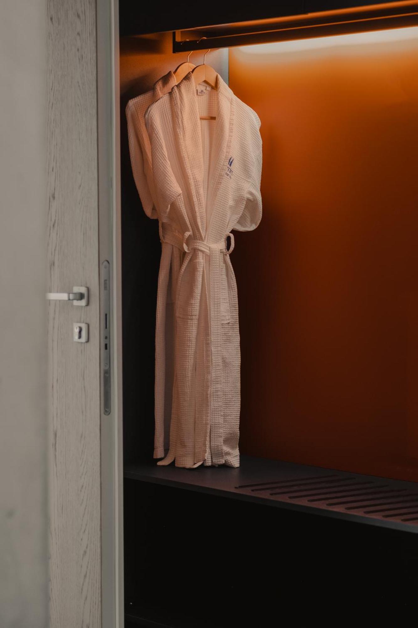 Maritim Marina Bay Resort Spa & Casino Adult Friendly Vlore Ngoại thất bức ảnh A bathrobe hanging on a door