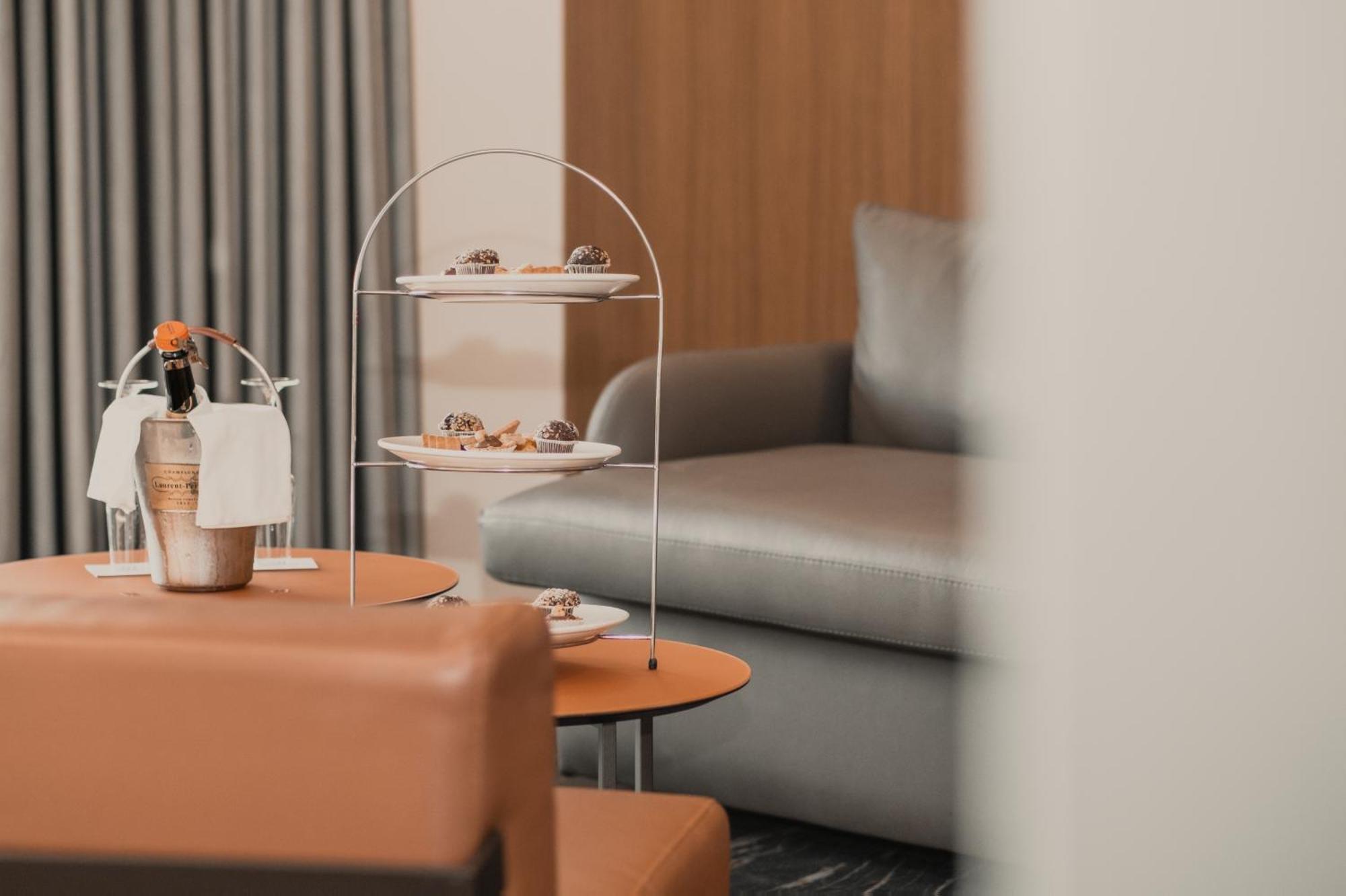 Maritim Marina Bay Resort Spa & Casino Adult Friendly Vlore Ngoại thất bức ảnh A three-tiered serving tray
