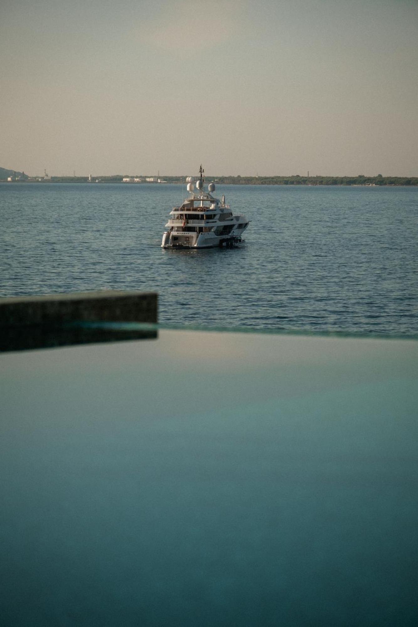 Maritim Marina Bay Resort Spa & Casino Adult Friendly Vlore Ngoại thất bức ảnh A yacht at the port of Marina di Pisa