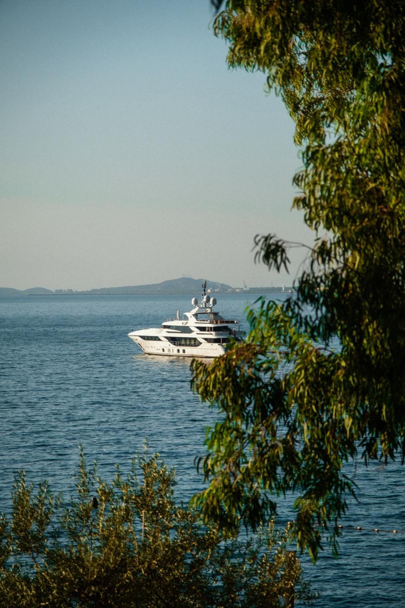 Maritim Marina Bay Resort Spa & Casino Adult Friendly Vlore Ngoại thất bức ảnh A yacht in the Gulf of Saint-Tropez