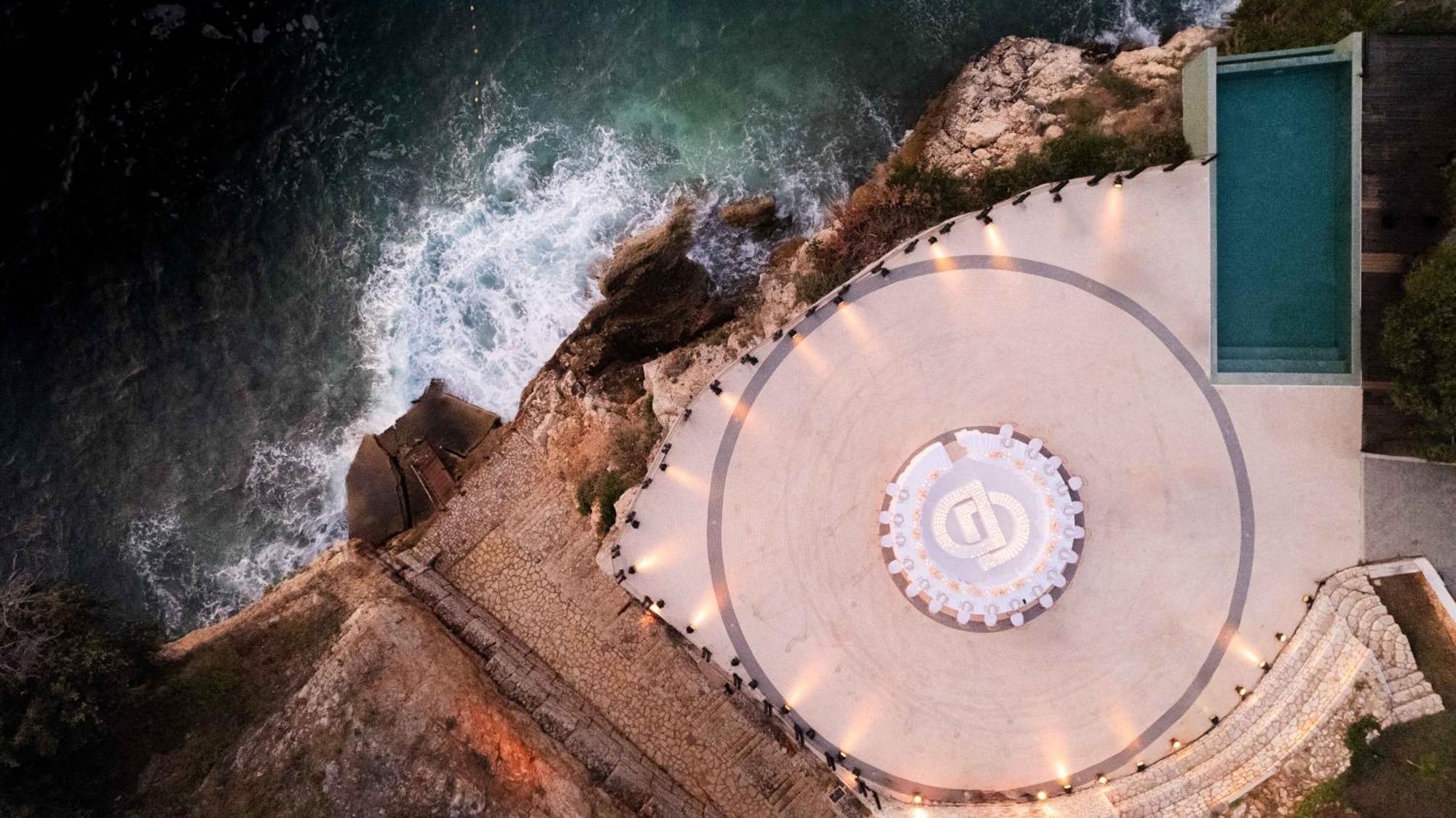 Maritim Marina Bay Resort Spa & Casino Adult Friendly Vlore Ngoại thất bức ảnh Aerial view of the temple