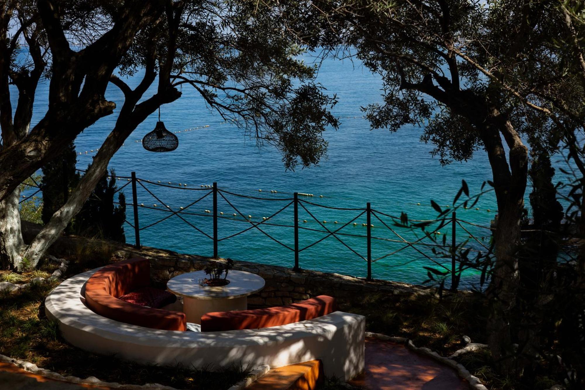 Maritim Marina Bay Resort Spa & Casino Adult Friendly Vlore Ngoại thất bức ảnh A view of the sea from the restaurant