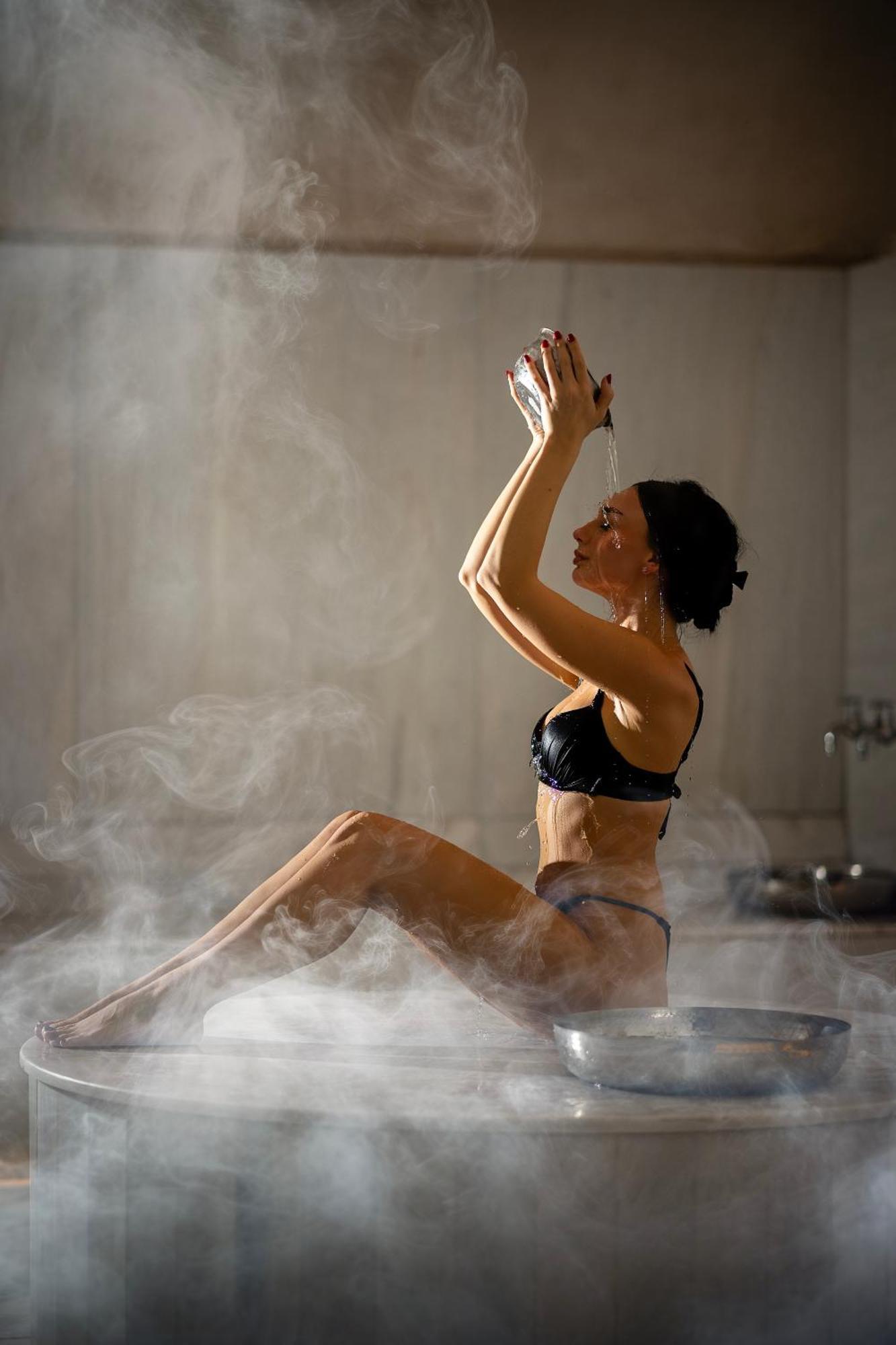 Maritim Marina Bay Resort Spa & Casino Adult Friendly Vlore Ngoại thất bức ảnh A woman in a steam room